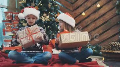 带圣诞礼物的可爱孩子坐在lotos位置的全身<strong>延时视频</strong>，找出里面是什么